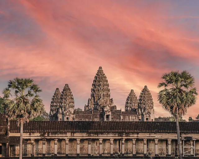 Angkor Wat bei Sonnenuntergang mit rot glühendem Himmel, Kambodscha