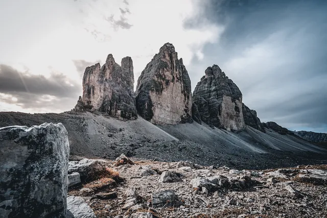 Die Drei Zinnen in den Dolomiten unter dramatischen Wolken