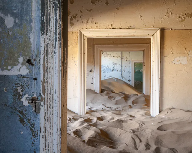 Verlassenes Haus in der Geisterstadt Kolmanskuppe bei Lüderitz, Sand füllt die Räume
