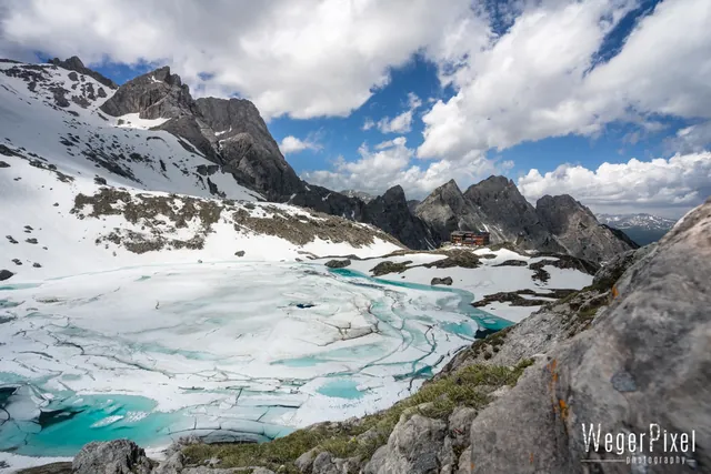 Teilweise gefrorener Laserzsee bei der Karlsbader Hütte in den Lienzer Dolomiten