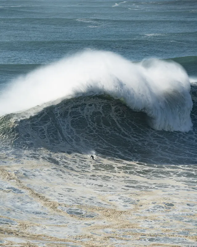 Brechende Riesenwelle an der Praia do Norte in Nazaré