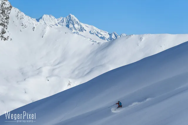 Skifahrer im weiten Hang im Villgratental, im Hintergrund der Großglockner